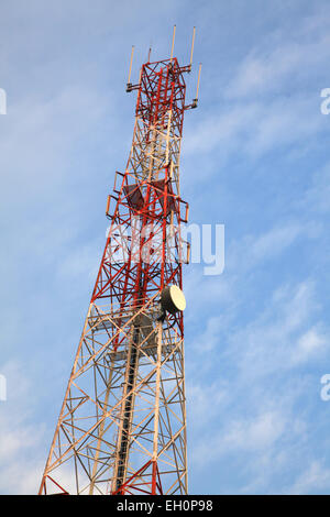 Telecomunicaciones La Torre de la antena de la radio con el cielo azul Foto de stock