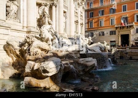 La Fontana di Trevi, la fuente barroca más grande de la ciudad y una de las fuentes más famosas en el mundo.