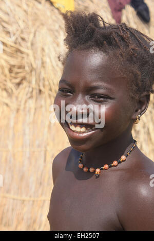 SANGA, Malí - Septiembre 29 , 2008: chica de pueblo no identificado en el país Dogon el 29 de septiembre de 2008, Sanga, Malí Foto de stock