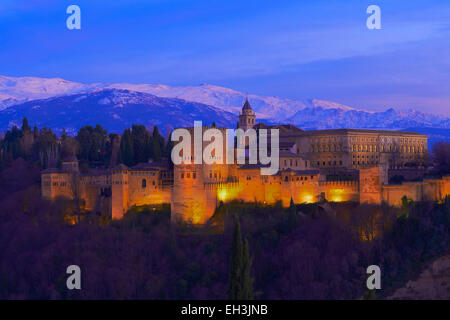 Alhambra, Sitio del Patrimonio Mundial de la UNESCO, al anochecer, Sierra Nevada, Granada, Andalucía, España