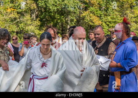 Cherokee tradicional ceremonia nativa americana realizada en Fort Boonesborough Kentucky