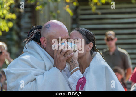 Cherokee tradicional ceremonia nativa americana realizada en Fort Boonesborough Kentucky