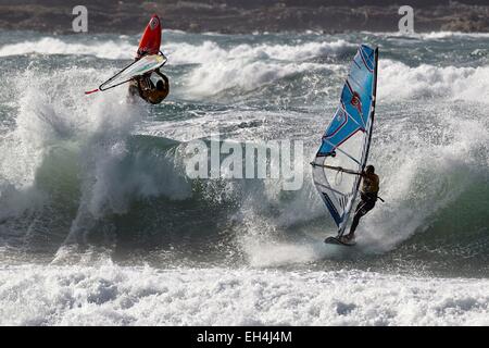 Francia, Finisterre, Plomeur, Pointe de la Torche, WorldCup 2014 Windsurf, Concurso de onda, Josh ANGULO (CV) Foto de stock