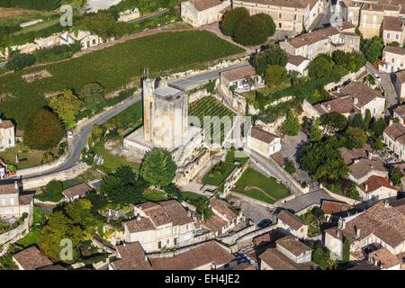 Francia, Gironde, Saint Emilion, jurisdicción de Saint Emilion, catalogado como Patrimonio Mundial por la UNESCO, la Tour du Roi donjon (vista aérea) Foto de stock