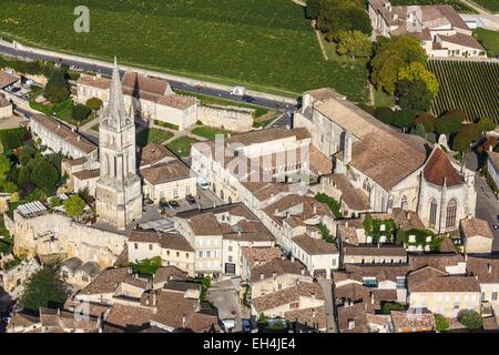 Francia, Gironde, Saint Emilion, jurisdicción de Saint Emilion, catalogado como Patrimonio Mundial por la UNESCO, la iglesia monolítica torre del reloj y la colegiata (vista aérea) Foto de stock
