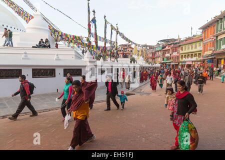Nepal, Katmandú, Bodnath, catalogada como Patrimonio de la Humanidad por la UNESCO, peregrino, cerca del templo budista Foto de stock