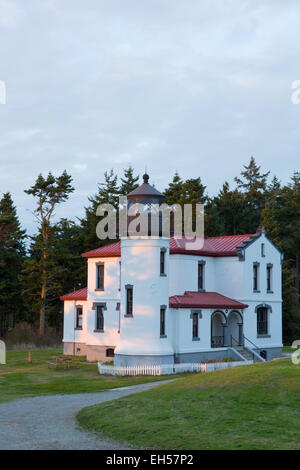 Faro principal del almirantazgo, Whidbey Island, Washington, Fall, Fort Casey State Park. Ee.Uu. Foto de stock