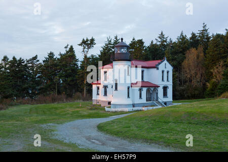Faro principal del almirantazgo, Whidbey Island, Washington, Fall, Fort Casey State Park. Ee.Uu. Foto de stock