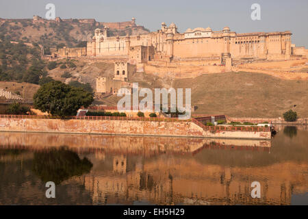 Amer Palace o el Fuerte Amber y Lago Maota, Jaipur, Rajasthan, India Foto de stock