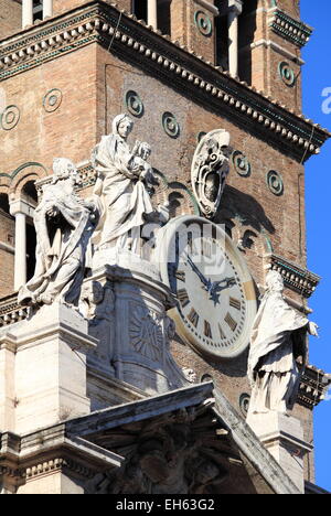 Estatuas en la parte superior de la Basílica de Santa María la Mayor en Roma, Italia