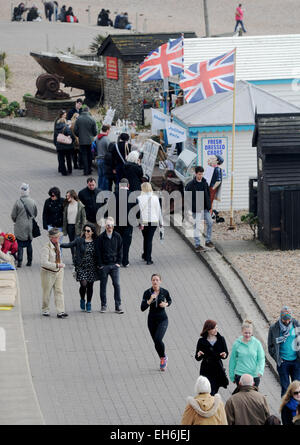 Brighton, Reino Unido. 8 de marzo de 2015. La gente caminando y corriendo a lo largo de Brighton Seafront mientras disfruta del cálido clima primaveral este fin de semana Credit: Simon Dack/Alamy Live News Foto de stock