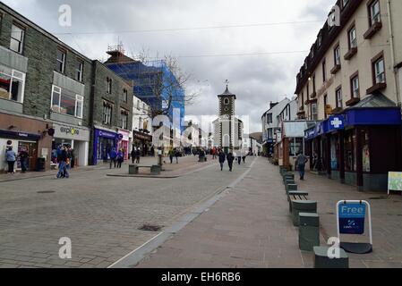 El centro de la ciudad de Keswick en un día nublado inviernos mostrando el moot hall en la distancia Foto de stock
