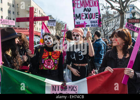 París, Francia. 8 de marzo, grupos de feministas francesas marchando en manifestación del Día Internacional de la Mujer, protestas en Belleville, multitudes marchando con carteles de protesta, pancartas en la calle, manifestación de mujeres, mujeres por la igualdad, gente marchando en la calle, movimiento 8 de marzo por los derechos de la mujer Foto de stock