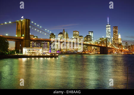 Puente de Brooklyn y Manhattan skyline en la noche, la ciudad de Nueva York, Nueva York, Estados Unidos de América, América del Norte Foto de stock