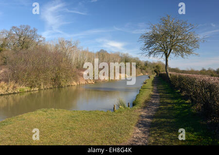 El restaurado Berks y Wilts canal cerca de Wootton Bassett en Wiltshire