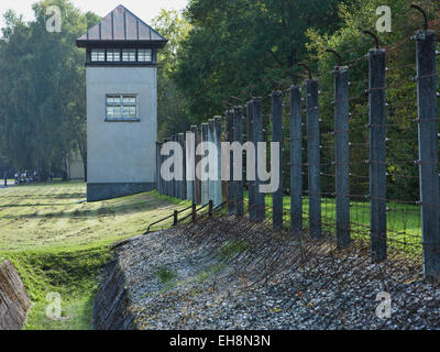 Munich Alemania, Campo de Concentración de Dachau flor roja valla de seguridad Foto de stock