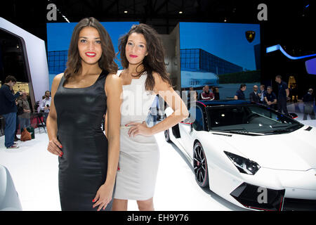 Mostrar niña modelos con el Lamborghini Aventador Pirelli Edition en el Salón del Automóvil de Ginebra 2015 Foto de stock