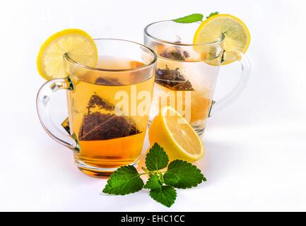 Tazas de Té de limón menta sobre un fondo blanco.