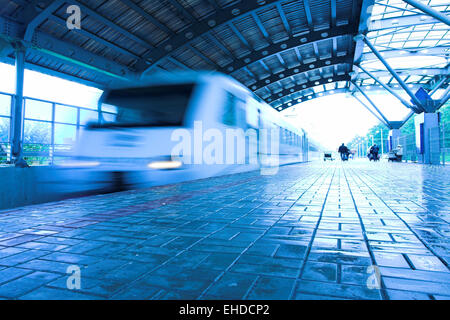 Mover la plataforma de tren sobre mojado en metro Foto de stock