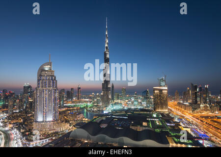 , El Burj Dubai Mall y el horizonte del centro de la ciudad en la noche de Dubai, en los Emiratos Árabes Unidos