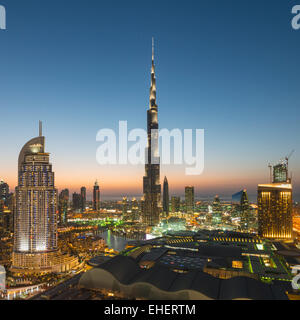Burj Khalifa y el horizonte del centro de la ciudad en la noche de Dubai, en los Emiratos Árabes Unidos
