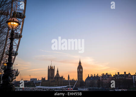 El Big Ben y las Casas del Parlamento al anochecer, Londres, Inglaterra, Reino Unido.