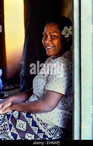 Mujer de Fiji con una flor en el pelo de Nacula Malakiti village, isla. Grupo Yasawa. Fiji. Pacífico Foto de stock
