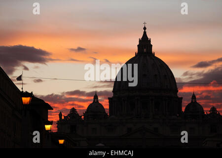 Puesta de sol sobre la cúpula de la Basílica de San Pedro en el Vaticano en Roma, Lazio, Italia. Foto de stock