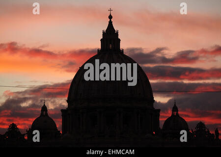 Puesta de sol sobre la cúpula de la Basílica de San Pedro en el Vaticano en Roma, Lazio, Italia. Foto de stock