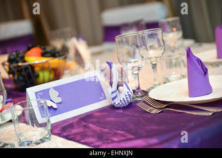 Decoración de la mesa de cumpleaños con platos, vasos, servilletas y flores  Fotografía de stock - Alamy