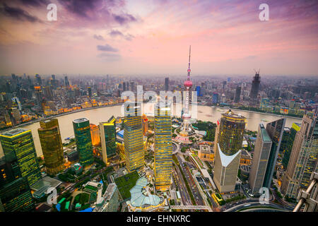 Shanghai, China, ciudad con vistas al distrito financiero y al río Huangpu. Foto de stock