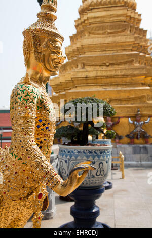 Criatura mitológica, mitad pájaro, mitad hombre. El Gran Palacio, Wat Phra Kaew, Bangkok.