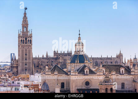 Sevilla España skyline con la torre de la Giralda, Catedral, Iglesia de El Salvador y el puente visto desde el mirador de la ciudad de Metropol Parasol
