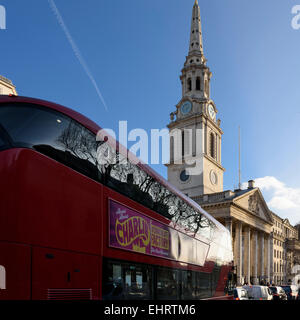New London double decker bus rojo pasando por San Martín en la iglesia de campo cerca de Trafalgar Square. Foto de stock