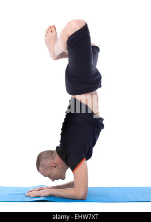 Imagen del hombre tranquilo hacer yoga pino Foto de stock