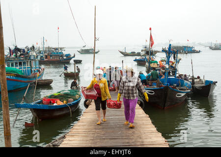 Un ajetreado el comercio de pescado en la madrugada cerca de Hoi An, Vietnam. Foto de stock
