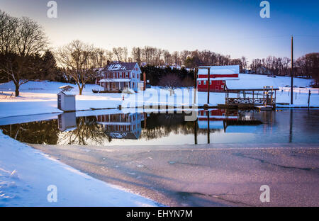 La casa y el granero reflejando en un semi-estanque congelado en la zona rural del Condado de York, Pennsylvania. Foto de stock