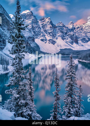 Primera nevada de la temporada en el lago Moraine. Parque Nacional de Banff, Alberta, Canadá