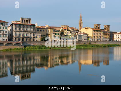 Terraplén del río Arno de Florencia en la Toscana, Italia Foto de stock