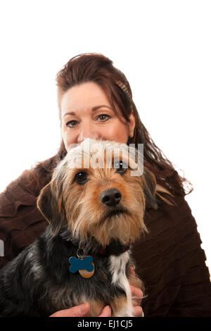 Mujer sosteniendo su perro mascota