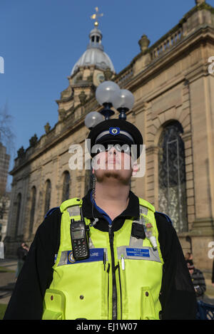 Birmingham, Reino Unido. 20 Mar, 2015. PCSO Maguire de comisaría Digbeth en Birmingham, mira a través de gafas especiales en el eclipse fuera de Birmingham Catedral. Crédito: Michael Scott/Alamy Live News Foto de stock