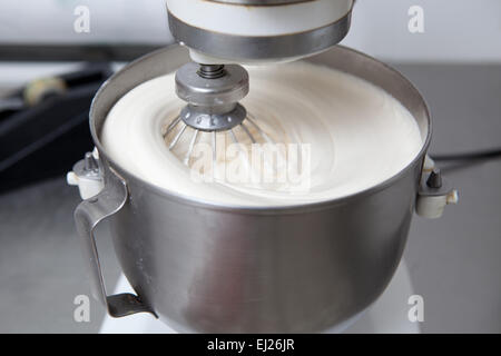 Batido misa en la confitería de la máquina. Proceso de fabricación de madeleines español