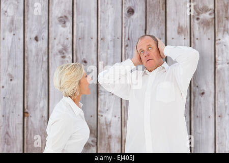 Imagen compuesta de enojado pareja de ancianos discutiendo entre sí Foto de stock