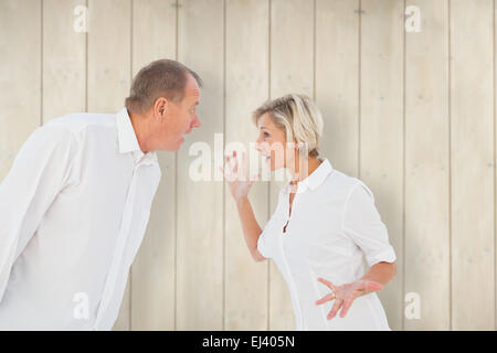 Imagen compuesta de enojado pareja de ancianos discutiendo entre sí Foto de stock