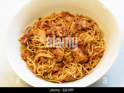 Espaguetis con atún y bacon y salsa de tomate Foto de stock