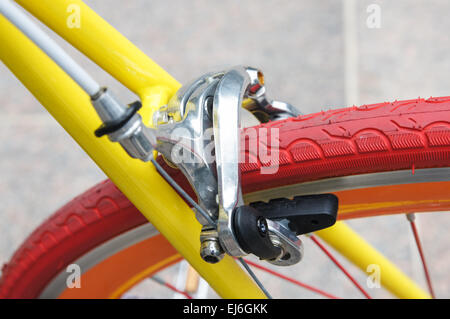 Rueda delantera y frenos de bicicletas Foto de stock