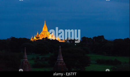 Vista nocturna del Templo Ananda, Bagan, Mandalay, Myanmar Región Foto de stock