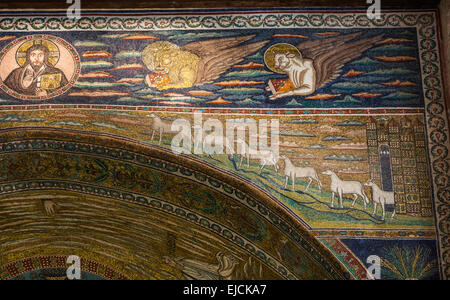 Detalle del ábside mosaicos de la Basílica de San Apolinar en Classe, Italia Foto de stock