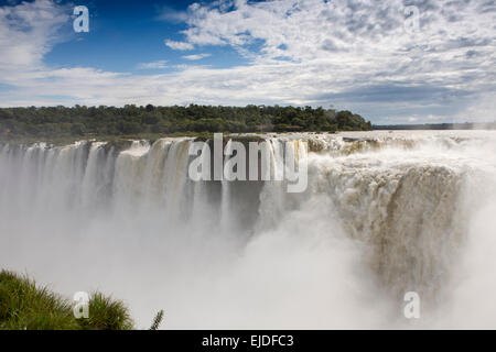 Argentina, el Parque Nacional de las Cataratas del Iguazú, la garganta el Diablo cascada, vista a través de Brasil