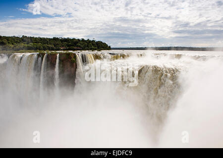 Argentina, el Parque Nacional de las Cataratas del Iguazú, la garganta el Diablo cascada, vista a través de Brasil